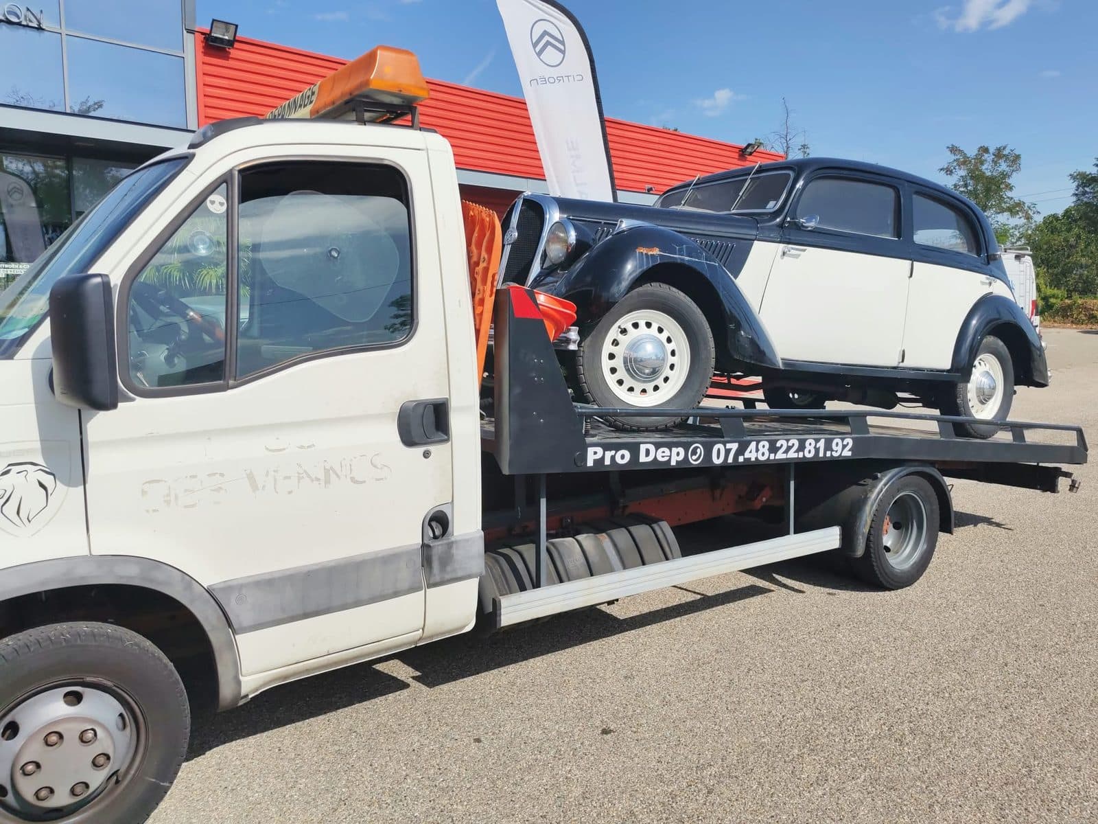 Véhicule chargé à l'arrière du camion