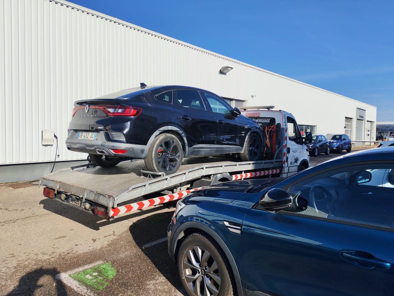 Véhicules hors d'usage chargés sur un camion plateau